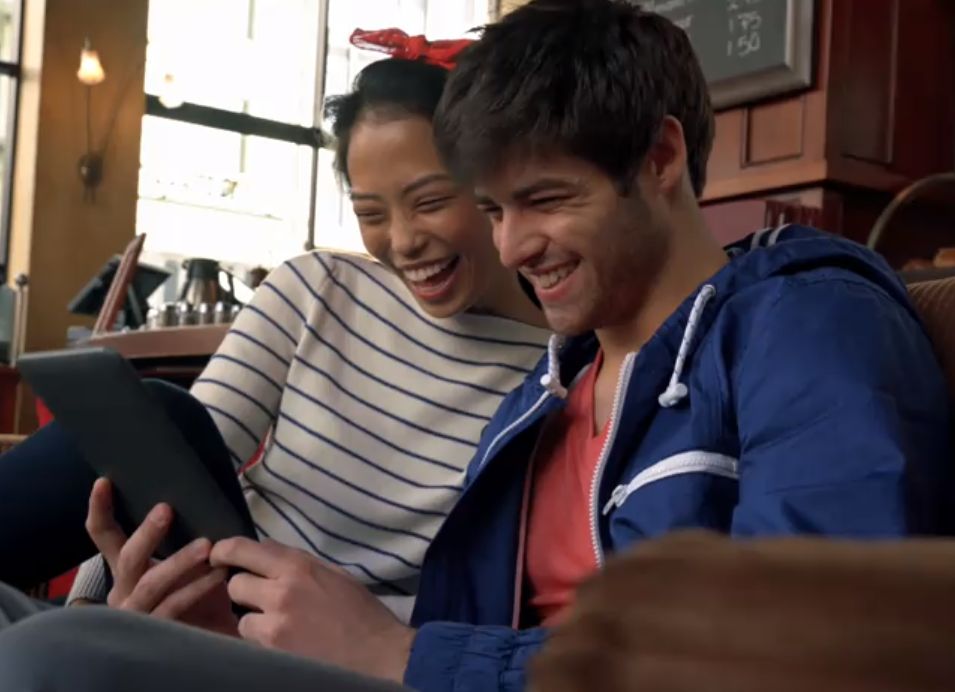 amazon-kindle-couple-2